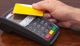 Carta di credito, debito o prepagata: quale conviene davvero