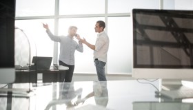 Niente promozione al lavoratore violento: chi sbaglia paga due volte