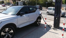 Eni vuole comprare Acea Energia, svolta per 1,2 milioni di clienti