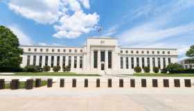 Fed verso conferma tassi attuali ma crescono le pressioni su Powell