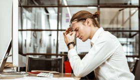 Stress a lavoro, il capo paga i danni: la sentenza storica