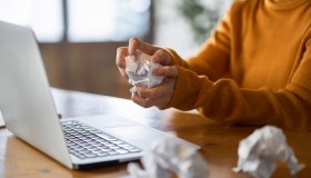 Ghostworking, perché sempre più persone fingono di lavorare