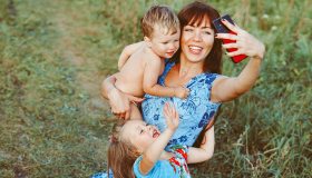 Figli sui social, perché pubblicare foto può essere illegale
