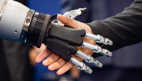 Arriva la pelle artificiale per le mani di robot e protesi umane