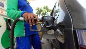 Attacco in Iran, come cambia il prezzo della benzina: mercati a picco e Brent alle stelle