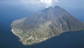 Quando il teatro incontra la natura: Ricola porta in scena la sostenibilità a Stromboli