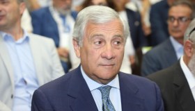 La vera storia della bandiera europea, riscritta da Tajani: “Il manto della Madonna e le tribù d’Israele”