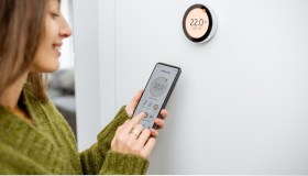 Termostato smart e lampadine intelligenti per risparmiare energia