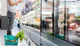 Gli italiani mangiano più frutta e verdura, aumenta la spesa di alcol