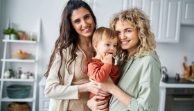 Congedo di paternità anche per le coppie di madri: la sentenza