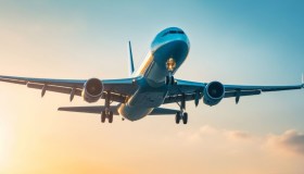 Frenata del carburante aereo, voli meno cari o frequenti? Come potrebbero cambiare i viaggi