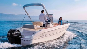 Noleggiare una barca, il boom del turismo lento da Capri ai laghi