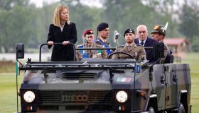 Riarmo Italia, Meloni aderisce al fondo Safe: prestito da 150 miliardi dall’Ue