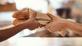 Fino a 3.000 euro di multa per chi vende “pane fresco”