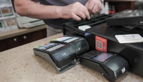 Pagare con il Bancomat costa di più, il nuovo listino delle commissioni