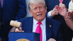 Trump torna sui dazi con 12 lettere minaccia all’Ue