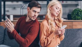 Controllare il telefono del partner: gelosia o reato?