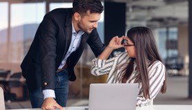 Un bacio non richiesto può costarti il posto di lavoro, la sentenza
