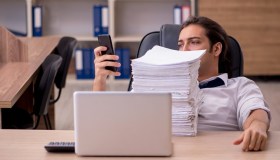 Il carico di lavoro eccessivo non è mobbing: lo dice la Cassazione