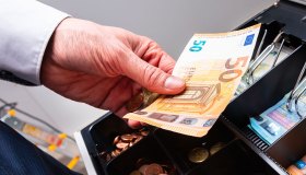 L’inflazione cresce in estate, prezzi più alti per spesa e vacanze