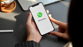 Licenziamento per messaggi su WhatsApp, multa salata all’azienda