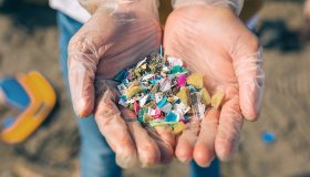 Microplastiche e acqua potabile: il passo cruciale della Ue per una delle emergenze ambientali più urgenti
