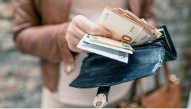 Conviene pagare in contanti o con la carta?