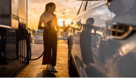 Conviene fare il pieno di carburante di sera o di giorno