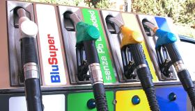Prezzo benzina in autostrada sopra 2,10 euro, fino a -16,8% con il self
