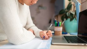 Caro scuola, spesa da 1.300 euro a studente per libri, zaini e quaderni