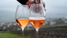 I migliori vini rosé per l’estate 2025, bollicine sotto i 30 euro