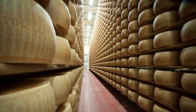 Dazi doppi su Parmigiano e Grana negli Usa, interviene Tajani