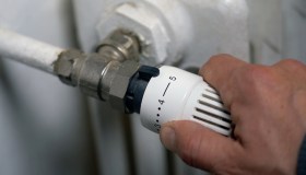 Potere d’acquisto in picchiata in Italia: 4 euro su 10 vanno in bollette e casa