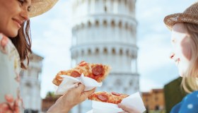Italiani in vacanza spendono più in cibo che in alloggi: tra 500 e 1.000 euro