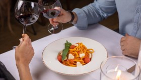 Cene e pranzi fuori casa da 9,3 miliardi ad agosto, ristoranti in festa