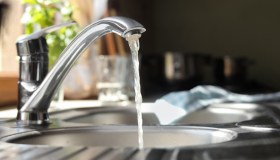 Meglio l’acqua del rubinetto o quella in bottiglia?