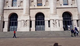 La Borsa del 18 agosto, Milano chiude piatta con le banche in difficoltà