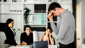Mobbing: 5 segnali tipici di un ambiente di lavoro tossico
