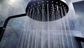 Conviene fare docce brevi o usare il timer per l’acqua calda?