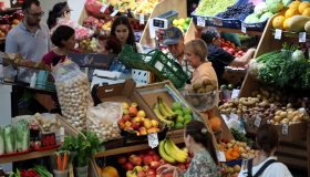 Fiducia dei consumatori in calo, le famiglie continuano a tagliare le spese