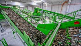 Dai rifiuti il combustibile che costa meno e produce poca CO₂: via libera del Governo