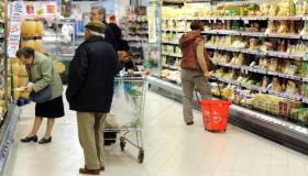 Rincari per le famiglie da settembre, oltre 400 euro extra tra scuola, spesa e bollette