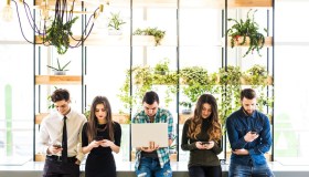 Il lavoro in Italia cresce grazie agli over 50, giovani in difficoltà