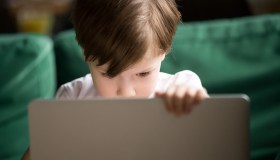 Generazione AI: minori senza difese tra deepfake, chatbot tossici e nuove leggi