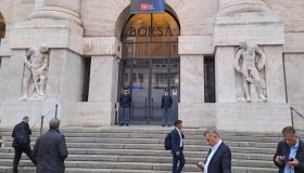 La Borsa del 10 settembre, Piazza Affari chiude in positivo nonostante il tonfo di Nexi