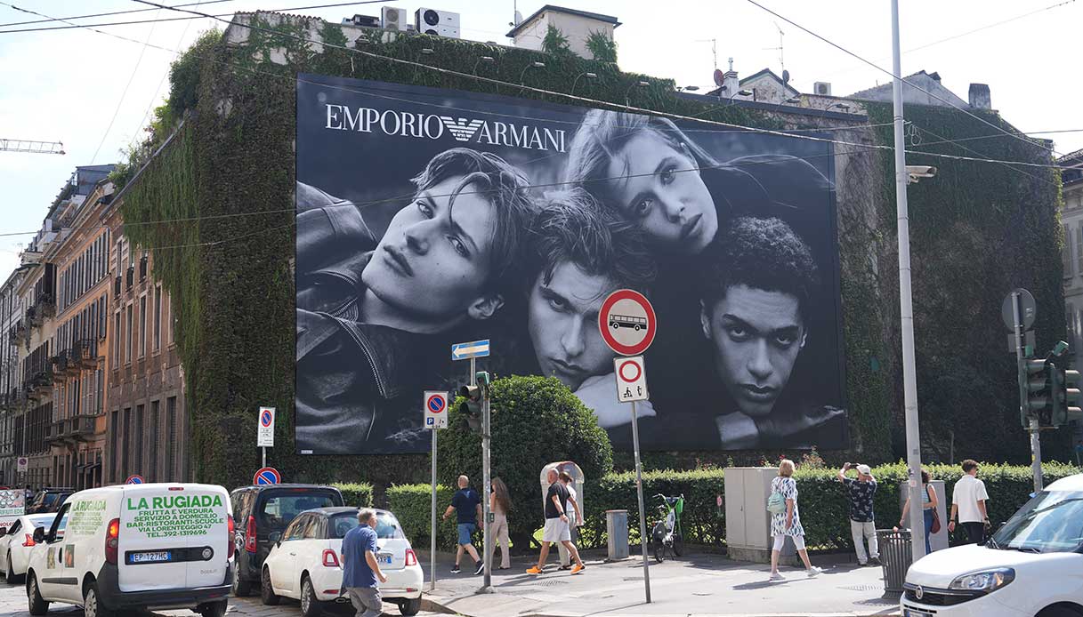 Cartellone pubblicitario Emporio Armani a Milano con modelli in primo piano