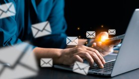 Rispondere subito alle mail può rovinarti il lavoro, lo dice la scienza