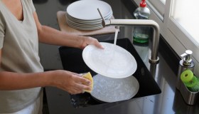 Conviene usare la lavastoviglie o lavare a mano per risparmiare?