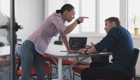 Anche una sola parolaccia al capo può costare il posto, la Cassazione