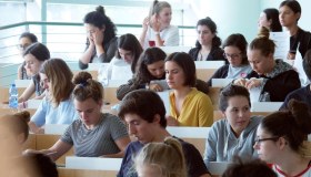 Università, iscritti in crescita ma stipendi ancora bassi per molti laureati